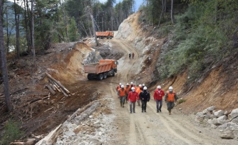 Intendente Geisse supervisa obras del Cuerpo Militar del Trabajo en Lago Espolón que conectará por tierra a 80 familias del sector