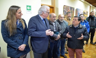 Artistas plásticos de Puerto Montt exponen sus obras en la Intendencia Regional