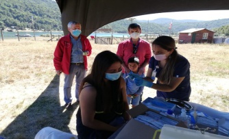 Autoridades supervisan operativo de vacunación  covid-19 para habitantes de Caleta Cóndor
