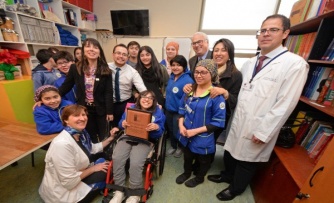 Intendente entrega reconocimiento a Felipe Ramírez, director de Escuela Hospitalaria “por su cariño y amor a la educación”