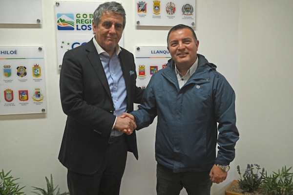 Quemchi activa su agenda estratégica: Gobernador Santana y alcalde Ugarte alinean prioridades para la “comuna de los mil paisajes”