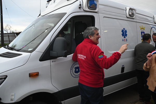Gobernador Regional entrega ambulancia para el Consultorio General Rural de Tegualda en Fresia