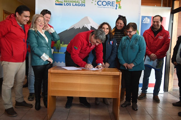 Gobernador Alejandro Santana llega con inversión histórica a zonas extremas de la Región de Los Lagos: salud digna y energía limpia para Hualaihué y C