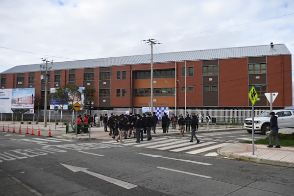 Con inversión de 13 mil millones del GORE, comunidad de Calbuco celebra apertura del nuevo Liceo Politécnico