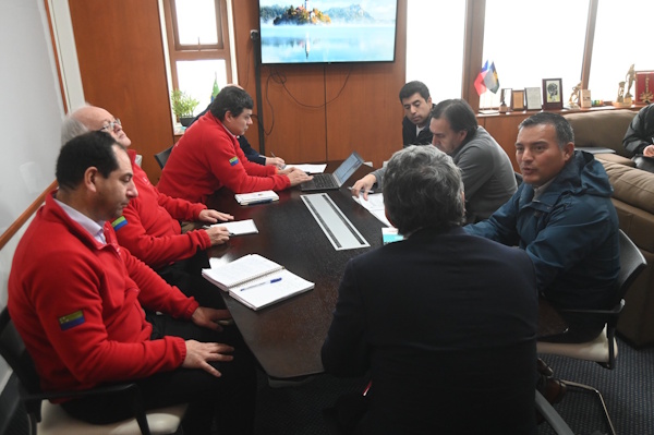 Quemchi activa su agenda estratégica: Gobernador Santana y alcalde Ugarte alinean prioridades para la “comuna de los mil paisajes”