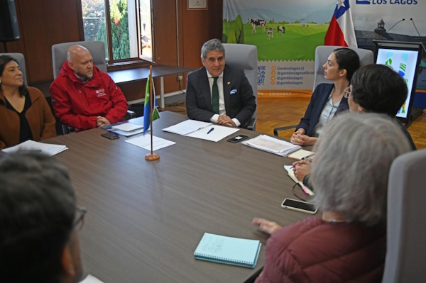 Gobernador Alejandro Santana recibe a expertos de la UNESCO para dar inicio a visita a Iglesias Patrimoniales de Chiloé