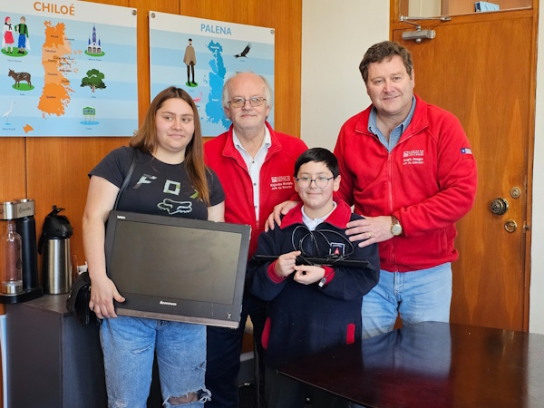 Gobierno Regional de Los Lagos entrega computadores al Colegio Altas Cumbres de Puerto Varas