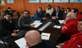 Quemchi activa su agenda estratégica: Gobernador Santana y alcalde Ugarte alinean prioridades para la “comuna de los mil paisajes”