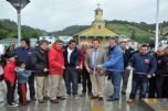 Intendente Jaime Brahm y subsecretario Miguel Flores inauguran plaza y dan inicio a obra sanitaria en Puqueldón