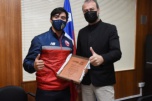 Gobernador Vallespín entrega reconocimiento a Eber Sanhueza por su destacado desempeño en los Juego Olímpicos de Tokio 2020