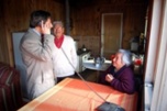 Intendente Montes conversa por teléfono con minero