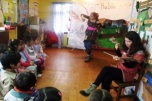 Niños y niñas de Quellón disfrutan del Cuentancuentos